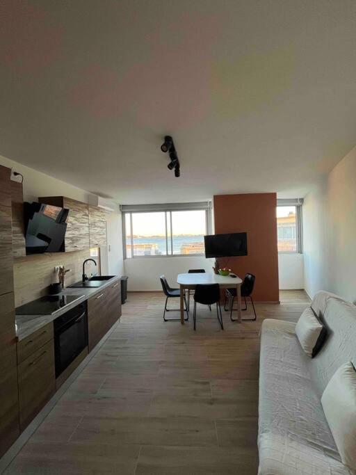 Joli Appart/Vue Etang/Clim /Wifi Balaruc-les-Bains Exterior photo